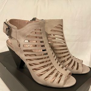 Vince Camuto washed white peep toe sandal 7